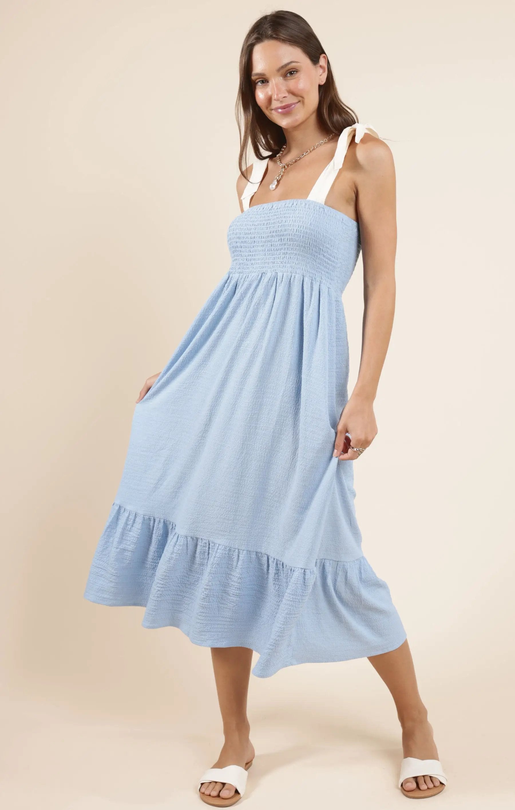 Vestido Azul Cielo con Silueta Fluida para Mujer Outfit Verano Look Fresco Chic Clean Girl by Yanet Collective