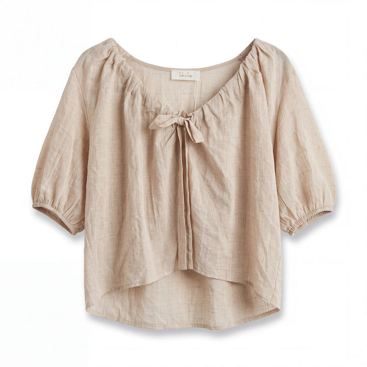Blusa Yanet Collective beige de manga corta con cuello fruncido y detalle de lazo en tejido ligero y suave