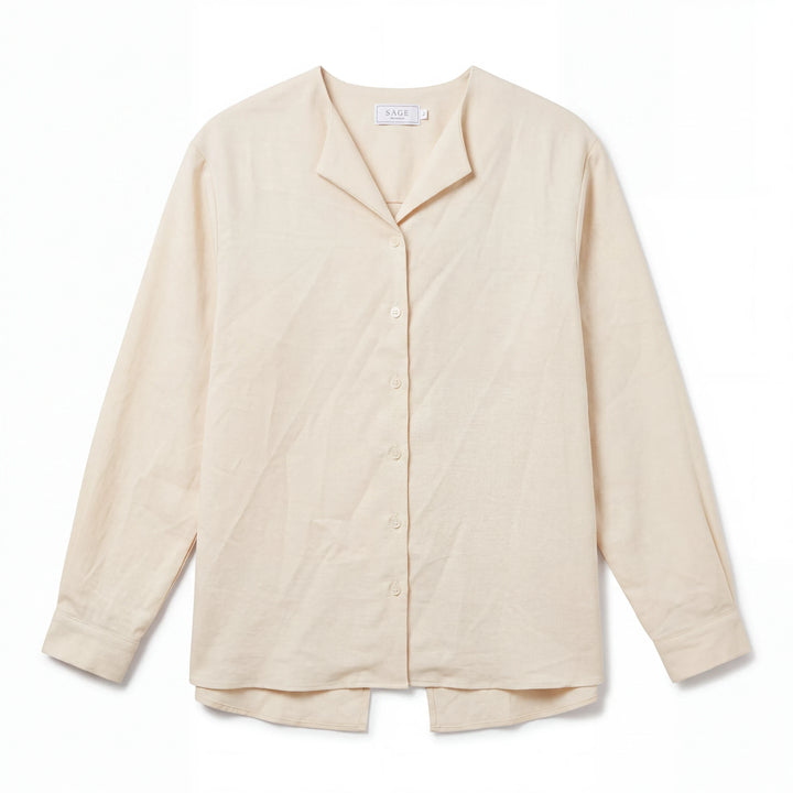 Blusa Yanet Collective color crema con botones frontales, cuello clásico y mangas largas en tejido suave y ligero.