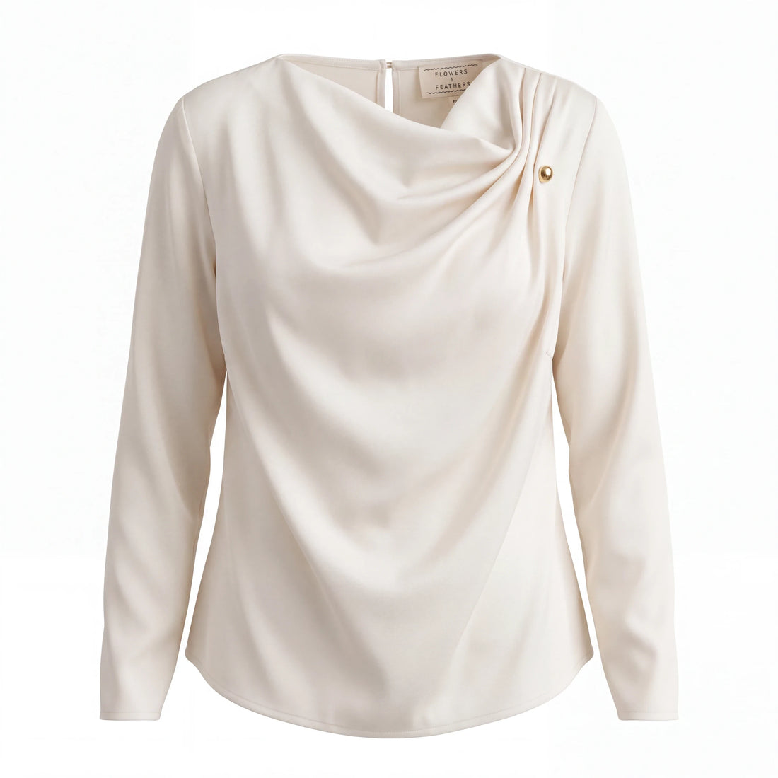 Blusa Yanet Collective color crema con drapeado elegante, mangas largas y detalle de botón dorado en el hombro.