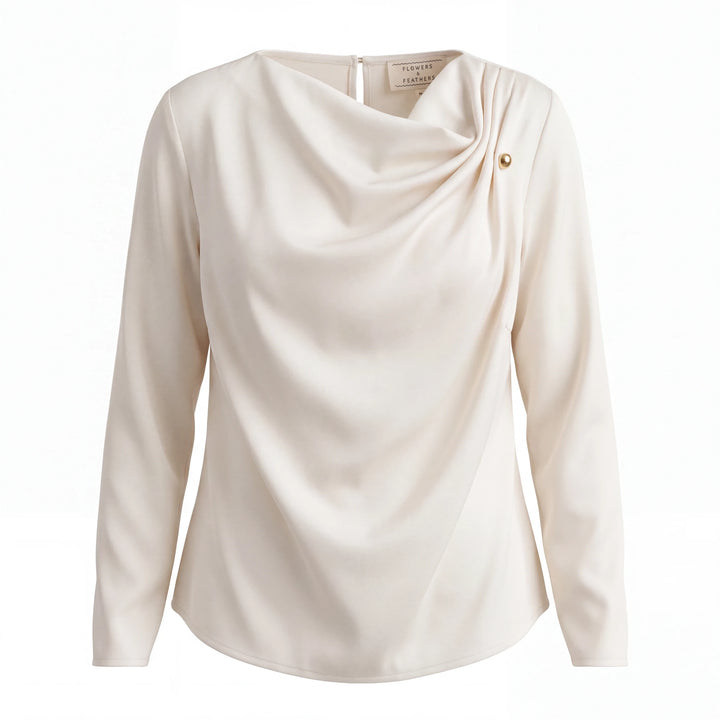 Blusa Yanet Collective color crema con drapeado elegante, mangas largas y detalle de botón dorado en el hombro.