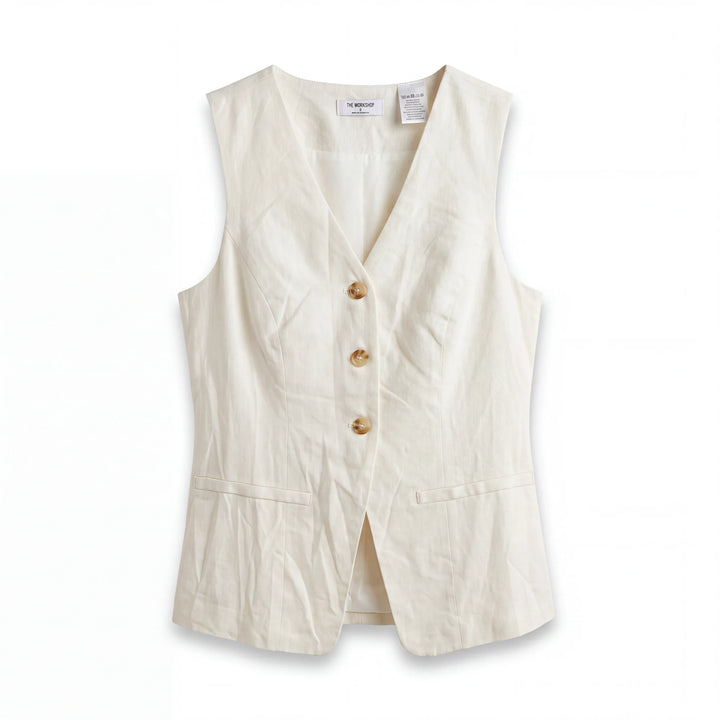 Blusa peplum Yanet Collective sin mangas en color crema con botones frontales y diseño elegante de estilo boutique