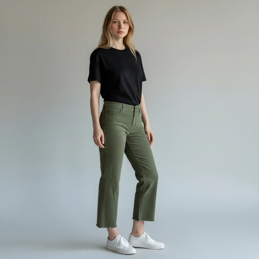 Modelo vistiendo pantalones Yanet Collective rectos verde oliva de talle alto con bajo deshilachado y zapatillas