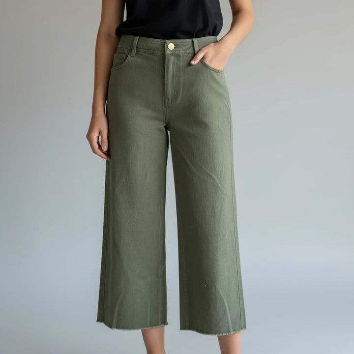 Pantalones rectos Yanet Collective verde oliva de talle alto con bajo deshilachado y bolsillos funcionales