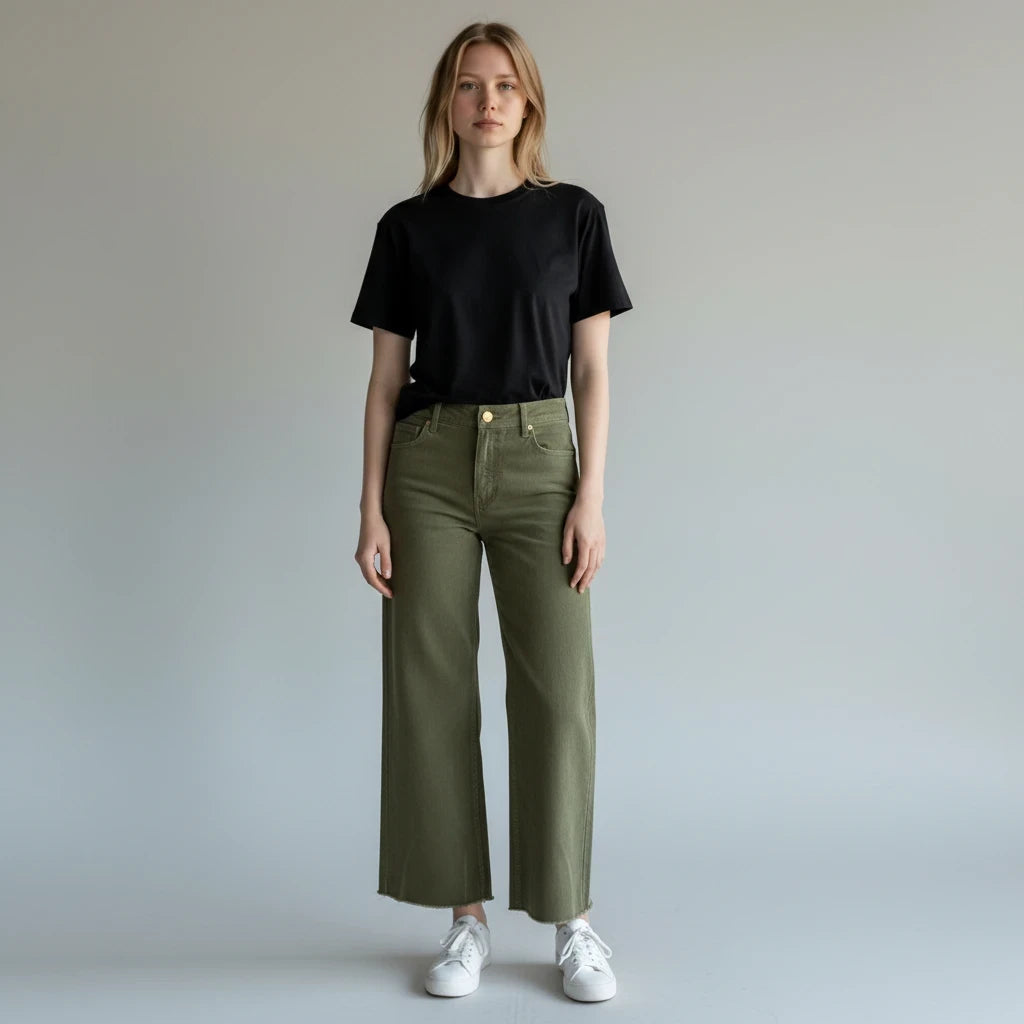 Modelo vistiendo pantalones Yanet Collective de corte recto en verde oliva con talle alto y bajo deshilachado