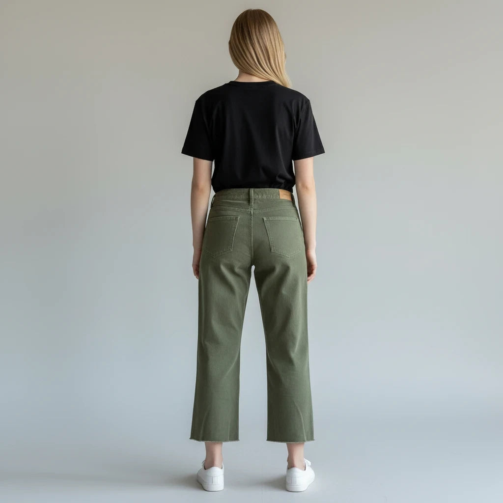Vista trasera de mujer con pantalones rectos Yanet Collective verde oliva de talle alto y bajo deshilachado