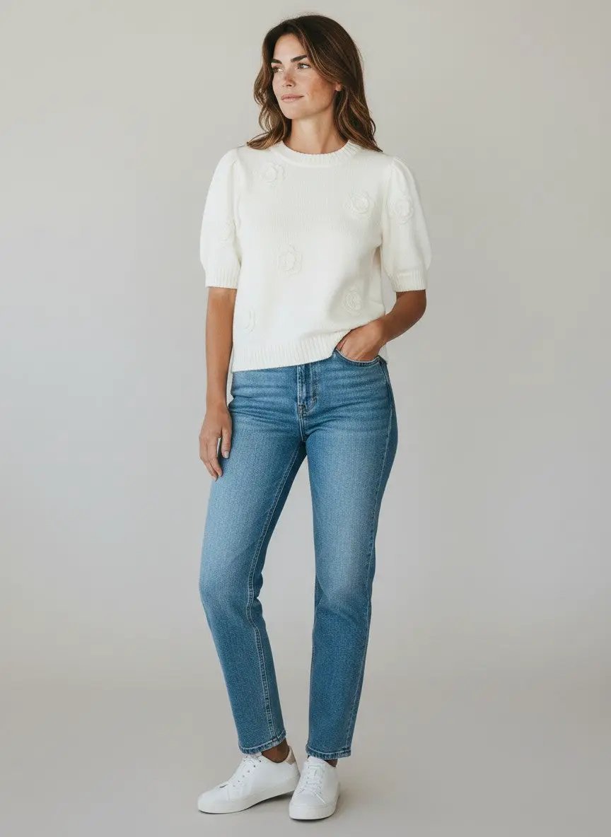 Blusa blanca con flores 3D by Yanet Collective