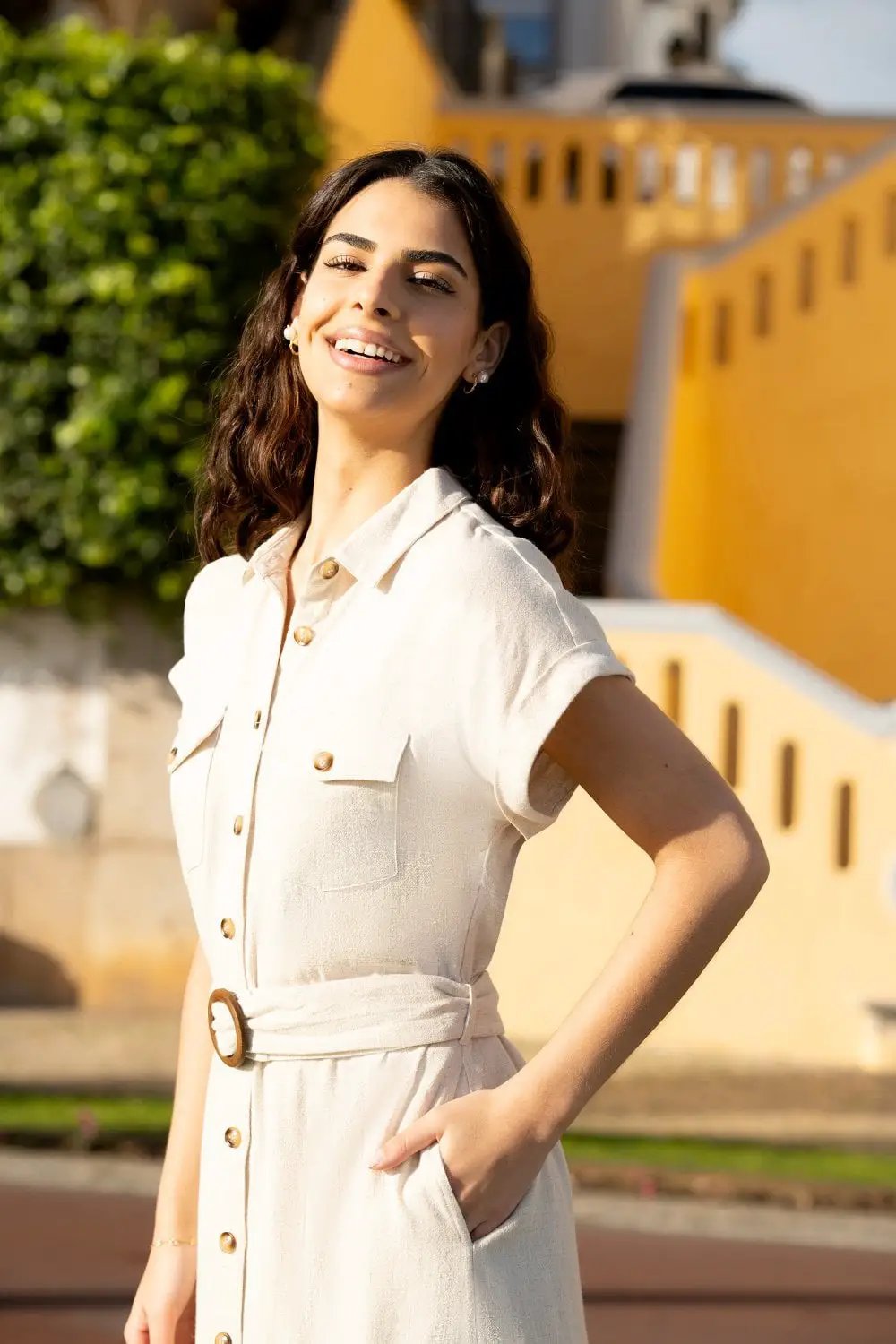 Vestido beige lino con cinturon abotonado manga corta by Yanet Collective