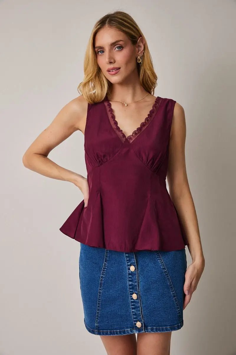 Blusa de Color Vino con Cuello V con Encaje by Sunday Edition