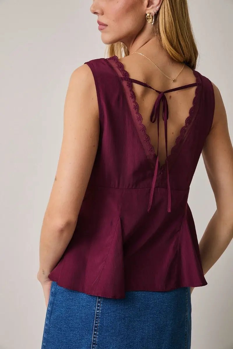 Blusa de Color Vino con Cuello V con Encaje by Sunday Edition