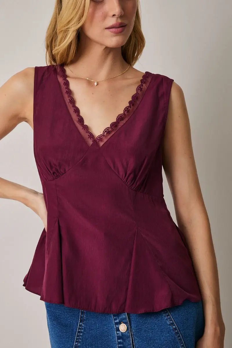 Blusa de Color Vino con Cuello V con Encaje by Sunday Edition